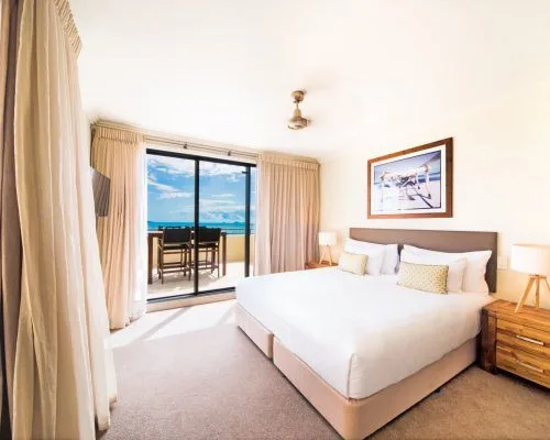 apartment-11-pinnacles-airlie-beach-7
