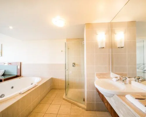 apartment-8-pinnacles-airlie-beach-2
